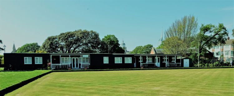 The green and clubhouse in May 2020